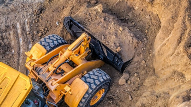 Строителен работник бе затиснат от свлякла се земна маса на